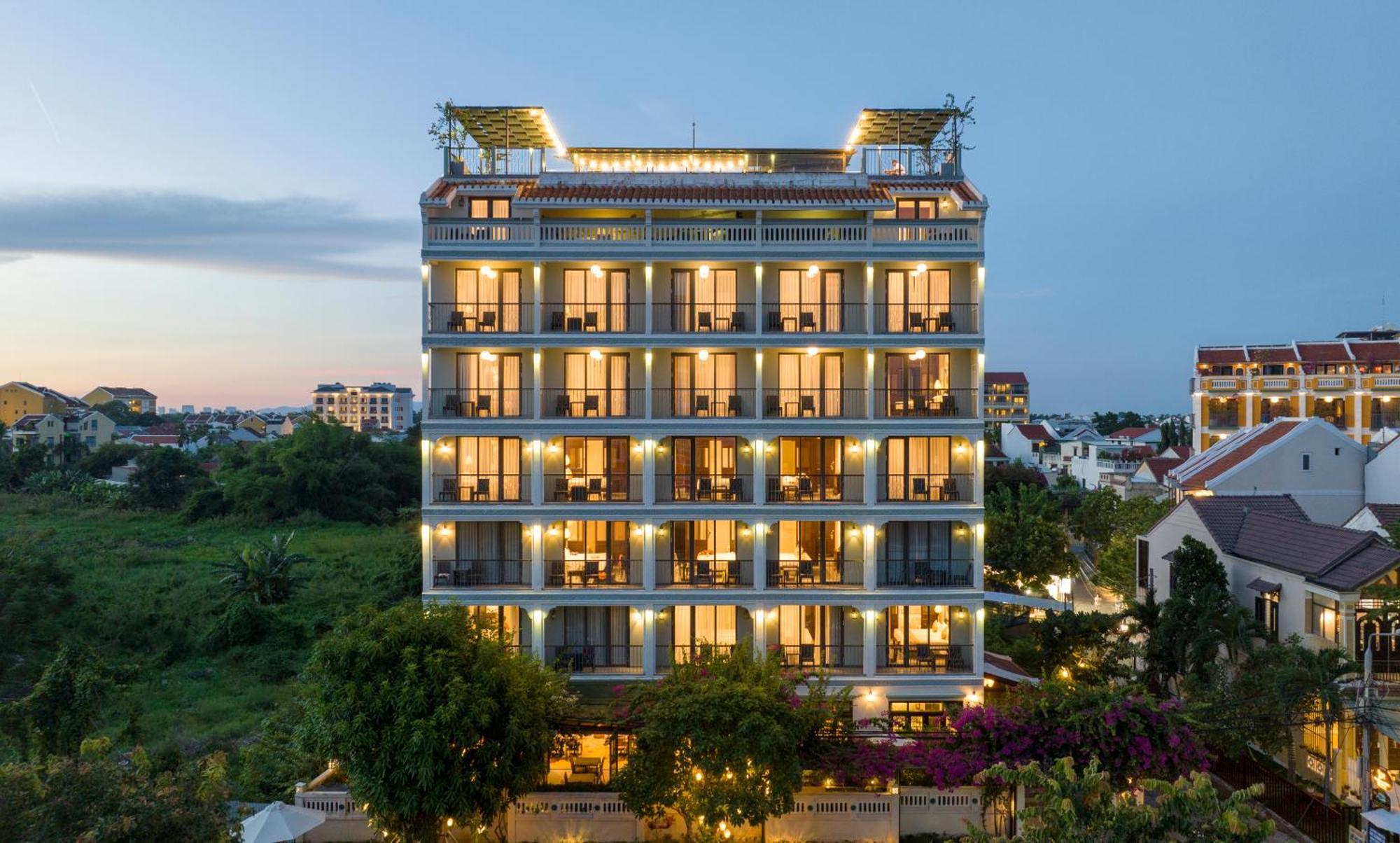 Cozy Savvy Boutique Hotel Hoi An Eksteriør billede The hotel at night
