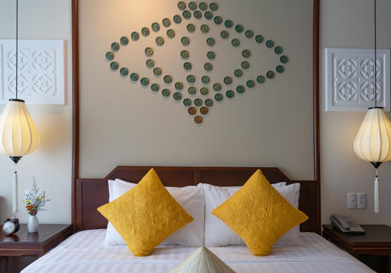 Cozy Savvy Boutique Hotel Hoi An Eksteriør billede A bedroom at the hotel