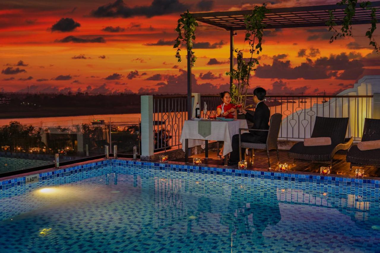Cozy Savvy Boutique Hotel Hoi An Eksteriør billede Rooftop pool at the hotel