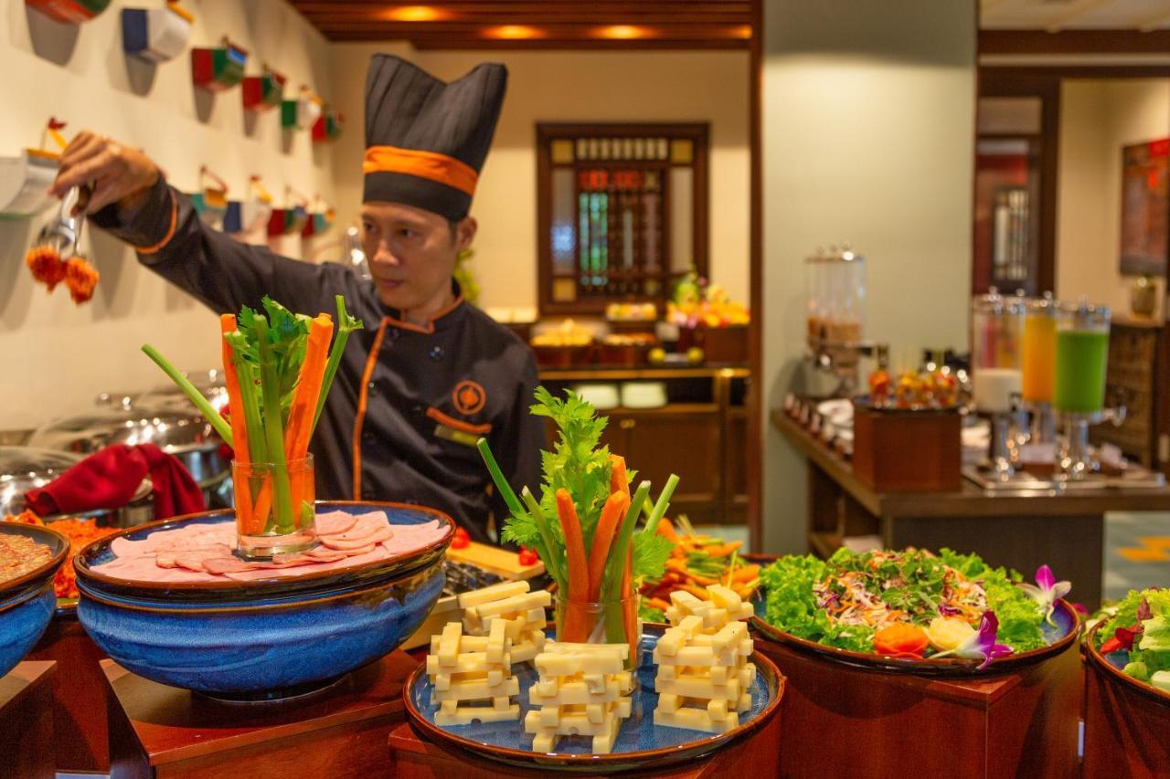 Cozy Savvy Boutique Hotel Hoi An Eksteriør billede A chef at work
