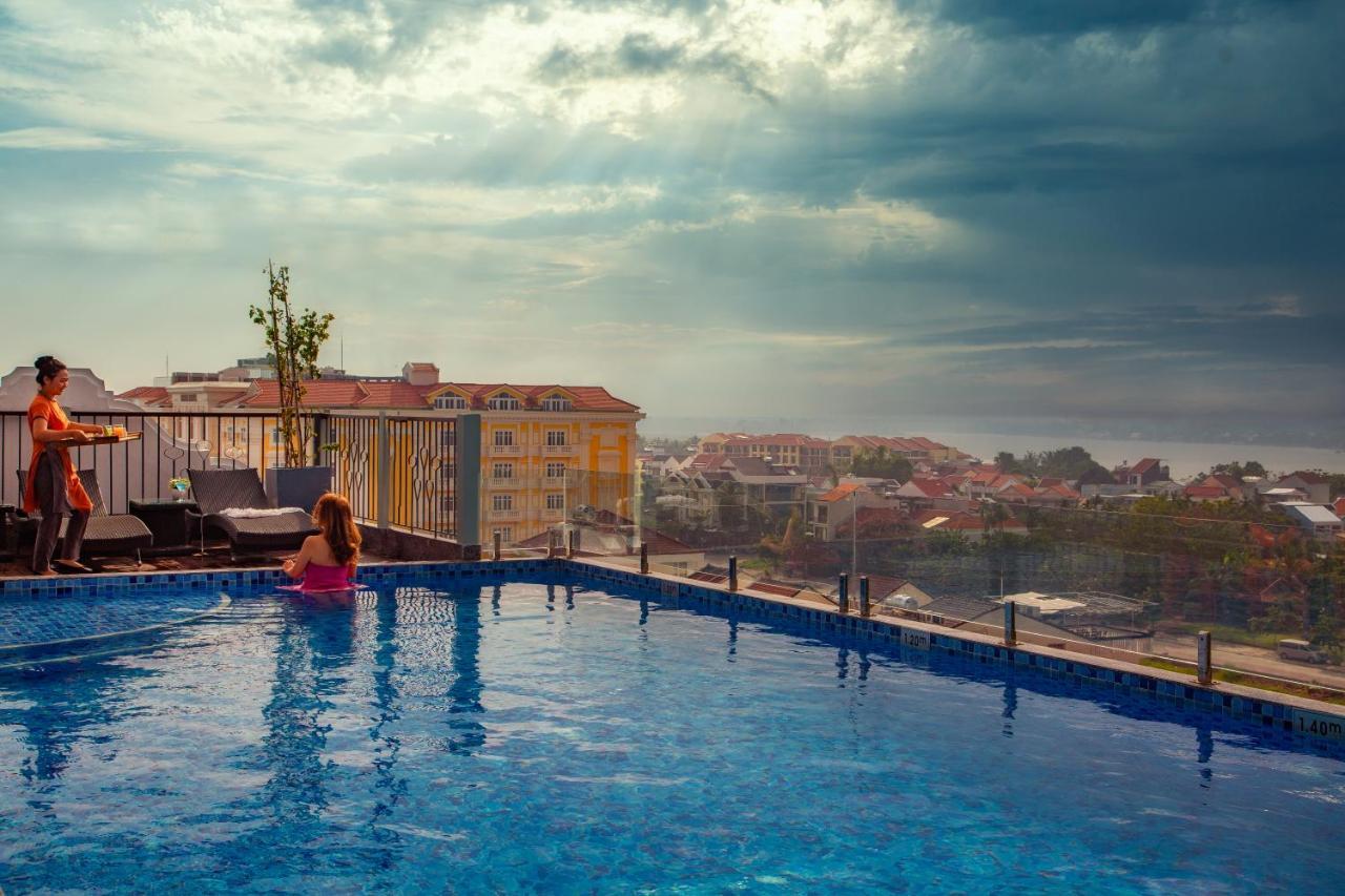 Cozy Savvy Boutique Hotel Hoi An Eksteriør billede Rooftop pool at the hotel