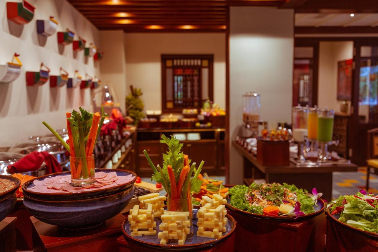 Cozy Savvy Boutique Hotel Hoi An Eksteriør billede A buffet at a hotel