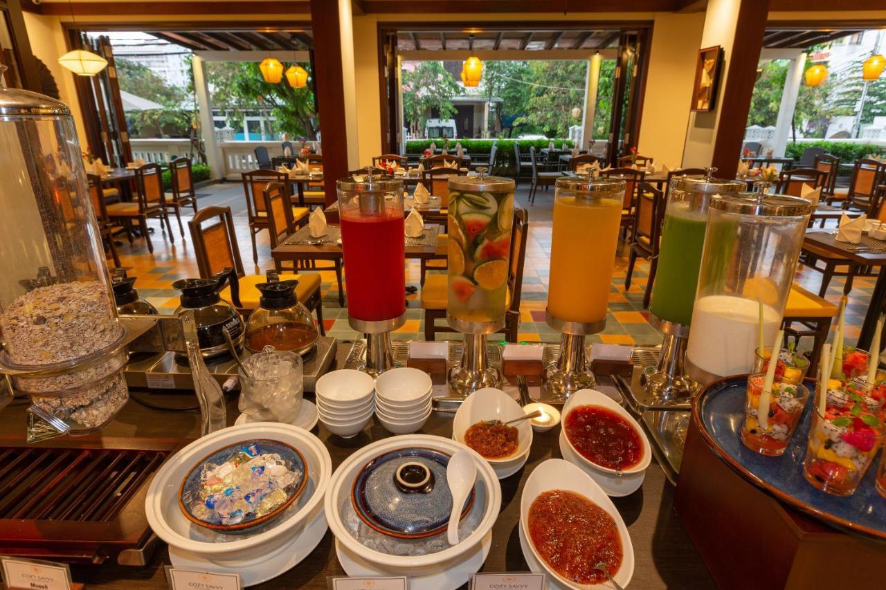Cozy Savvy Boutique Hotel Hoi An Eksteriør billede A selection of juices at a buffet