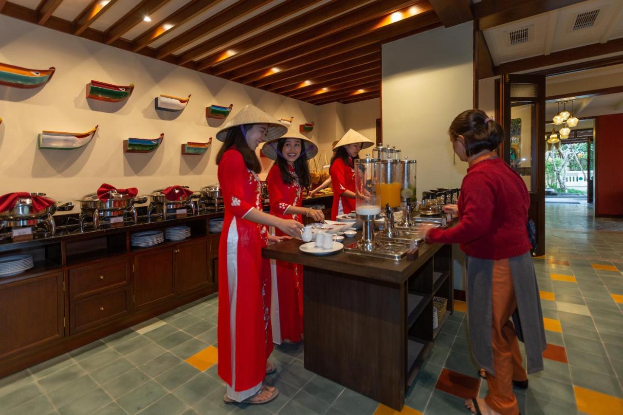 Cozy Savvy Boutique Hotel Hoi An Eksteriør billede Vietnamese women wearing the áo dài