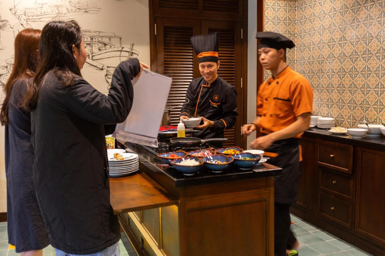 Cozy Savvy Boutique Hotel Hoi An Eksteriør billede A Thai chef at work
