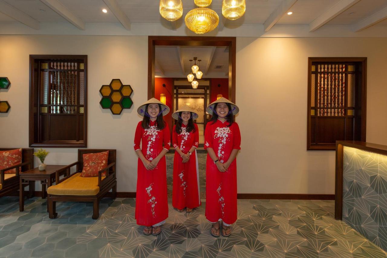 Cozy Savvy Boutique Hotel Hoi An Eksteriør billede Vietnamese women wearing the áo dài