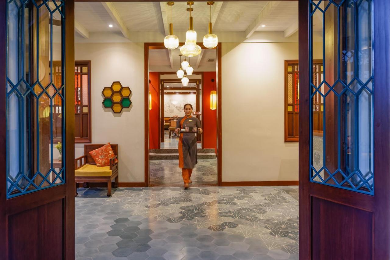 Cozy Savvy Boutique Hotel Hoi An Eksteriør billede The interior of the hotel